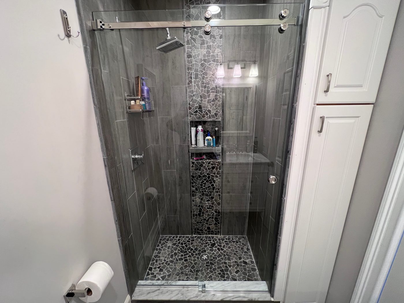 Frameless glass shower