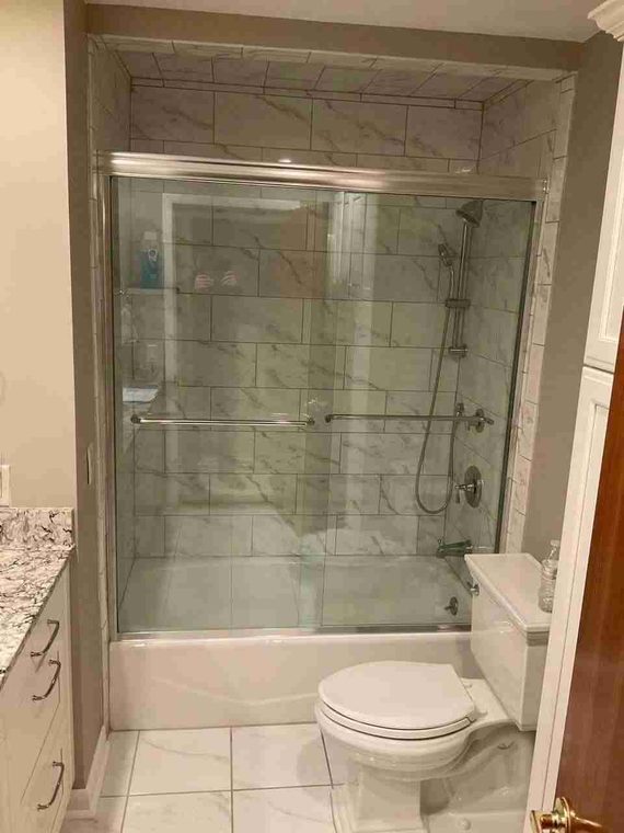 Glass tub enclosure